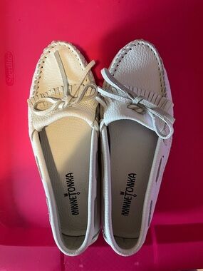 New Minnetonka White Leather Classic Driver Kilty Fringe Moccasins Flats Shoes 6